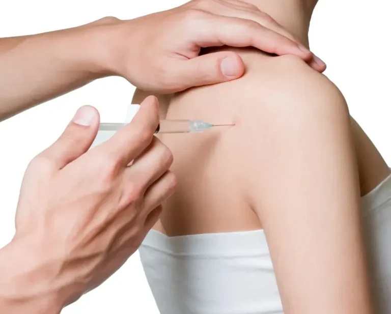 Medical Botox Eindhoven | CosMedisch Patiënte krijgt botoxinjectie voor schouderspanning door arts van cosmedisch.com